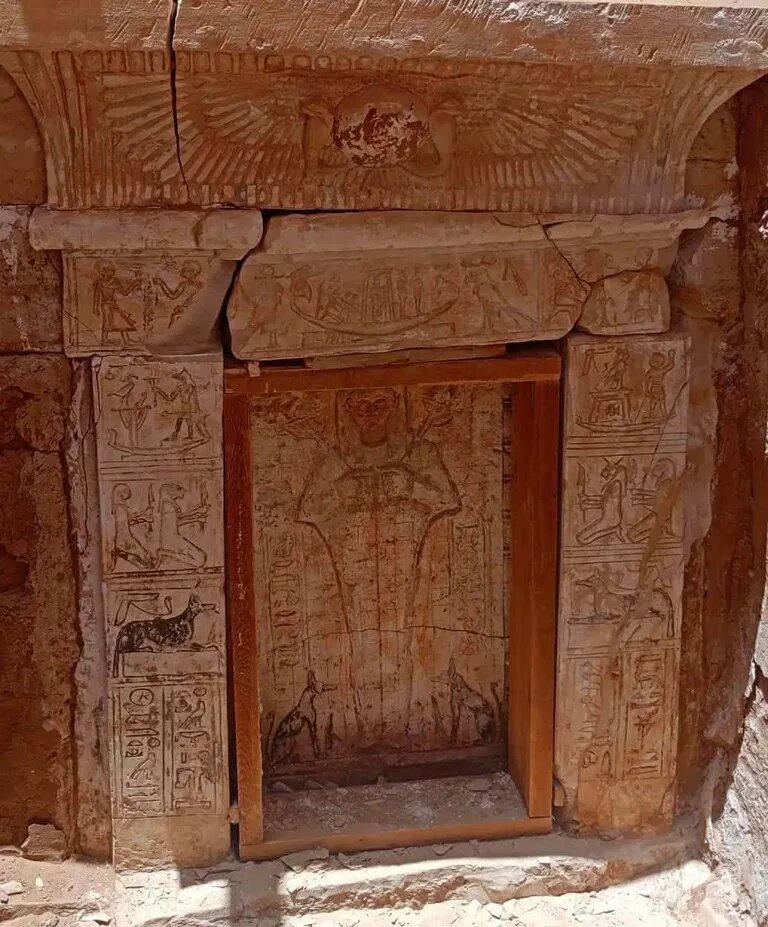 مقبره ۱۷۰۰ساله از دوران روم و کشف تازه باستانشناسان در واحه دخله مصر مقبره ۱۷۰۰ساله از دوران روم و کشف تازه باستانشناسان در واحه دخله مصر