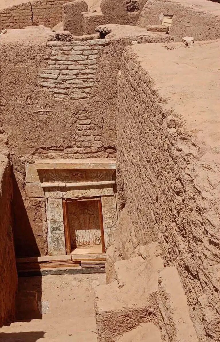 مقبره ۱۷۰۰ساله از دوران روم و کشف تازه باستانشناسان در واحه دخله مصر مقبره ۱۷۰۰ساله از دوران روم و کشف تازه باستانشناسان در واحه دخله مصر